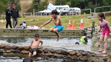 Niños y niñas disfrutaron de una jornada en las Termas del Río Valdez