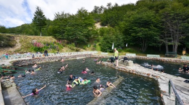 Niños y niñas disfrutaron de una jornada en las Termas del Río Valdez