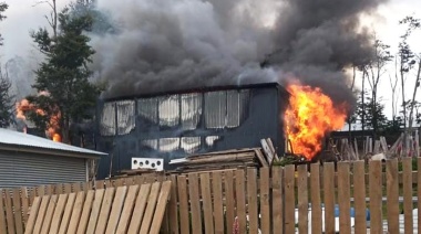 Incendio arrasó un depósito y un departamento