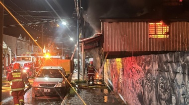 Unos 60 bomberos combatieron el incendio en el Supermercado La Victoria