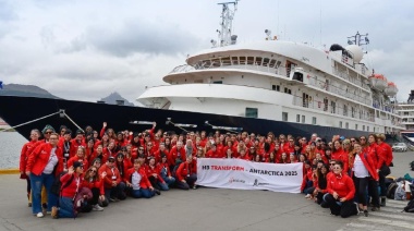 Un centenar de mujeres científicas de 22 países parten desde Ushuaia a la Antártida
