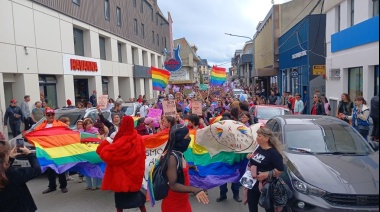 Multitudinarias marchas del Orgullo Antifascista y Antirracista en Río Grande y Ushuaia