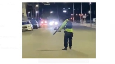 Inusitado operativo con policías disparando a motociclistas con armas marcadoras