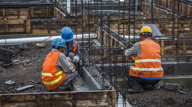 La construcción se desplomó casi 30% en 2024 por la suspensión de la obra pública y la recesión