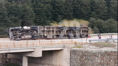 Camión de la empresa STACH volcó en el puente de Tierra Mayor