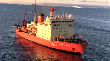 El rompehielos ARA “Almirante Irízar” reabasteció Belgrano II