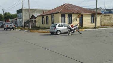Auto y moto chocaron en esquina céntrica