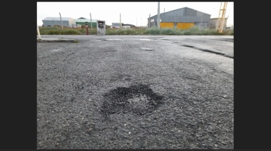El estacionamiento del aeropuerto de Río Grande plagado de pozos