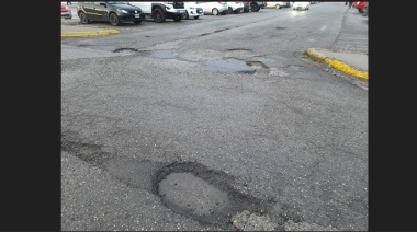 El estacionamiento del aeropuerto de Río Grande plagado de pozos