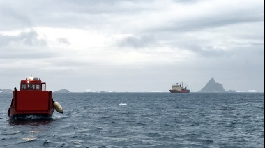 El rompehielos ARA “Almirante Irízar” reabasteció la Base Antártica Conjunta Orcadas