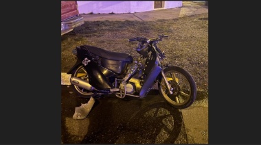 Buscan a conductor de camioneta que chocó con dos jóvenes que iban en una moto