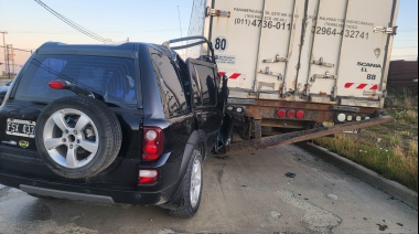 Terrible choque de una camioneta contra un semi estacionado