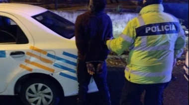 Arrastró a su pareja dos cuadras en una camioneta