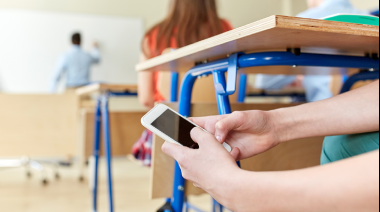 El 54% de los estudiantes argentinos de 15 años se distrae con su celular en clase