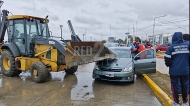 Una mujer herida luego de impactar su auto con la pala de una máquina retroexcavadora