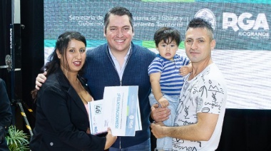 Martín Pérez encabezó entrega de tierras a familias de Río Grande
