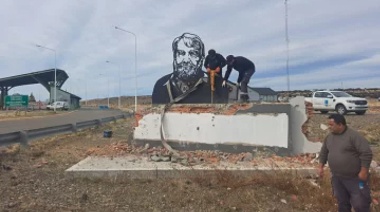 Vialidad Nacional destruyó un monumento a Osvaldo Bayer