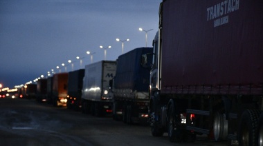 Paro aduanero complica el ingreso de mercadería a Tierra del Fuego: larga fila de camiones varados y camioneros indignados