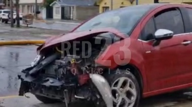 Violento choque en esquina semaforizada: una mujer fue hospitalizada