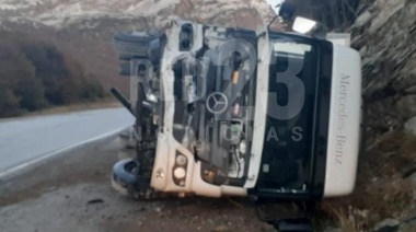 Vuelco de camión y despiste de ambulancia por la presencia de hielo negro