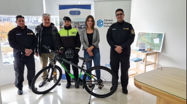 Cámara de Comercio entregó bicicleta a la Policía provincial