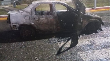 Principio de incendio en un vehículo frente a una escuela en Ushuaia