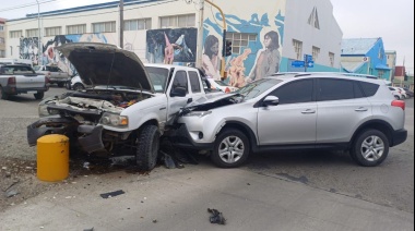 Dos camionetas chocaron en una esquina de Chacra 2