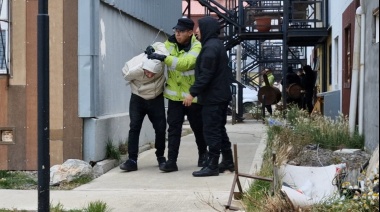 Violento enfrentamiento en Chacra IV: policías agredidos y tres detenidos tras allanamientos