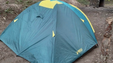 Mujer desalojada vive con su hija en una carpa