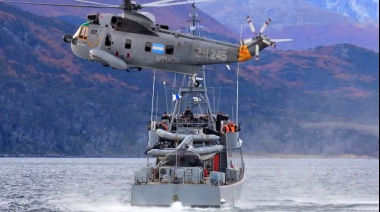 La Armada Argentina realiza intensos ejercicios navales integrados con buques y helicópteros