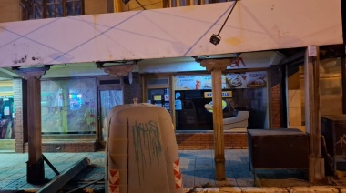 Alcoholizado, chocó contra un poste y luego contra un auto estacionado