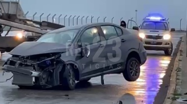 Un Fiat Cronos se incrustó contra un poste