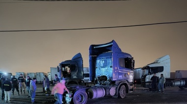 Un colectivo embistió a un camión y se dio a la fuga