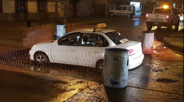 Taxi terminó atrapado en un pozo realizado para la reparación del asfalto