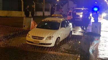 Taxi terminó atrapado en un pozo realizado para la reparación del asfalto
