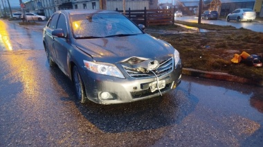 Choque entre un automóvil y una moto, con un herido