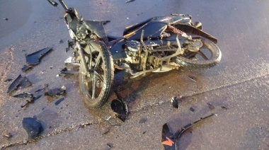 Choque entre un automóvil y una moto, con un herido