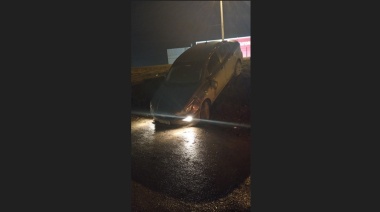 Un hombre con tobillera por violencia de género hurtó un auto y terminó desbarrancado