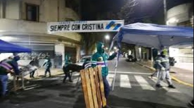 Desalojaron sorpresivamente el acampe frente al departamento de Cristina Fernandez