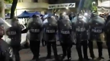 Desalojaron sorpresivamente el acampe frente al departamento de Cristina Fernandez