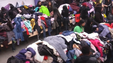 Abrió la primera tienda de ropa por kilo y causa sensación