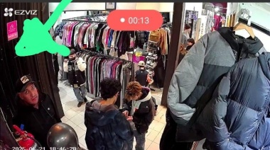 Robo relámpago en Moda Shop: se llevó una campera y nadie lo detuvo