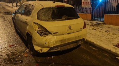 Conductor se descompensó y chocó con un auto estacionado