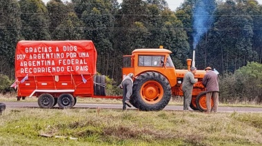Empleado bancario jubilado recorre el país en tractor con destino a Tierra del Fuego