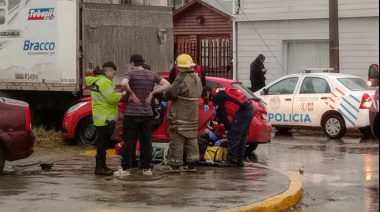 Choque con dos personas trasladadas al hospital