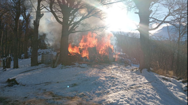 Incendio en el Dos Banderas con destrucción total de una vivienda