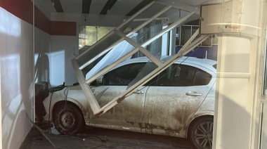 Un Fiat Cronos se metió dentro de un local