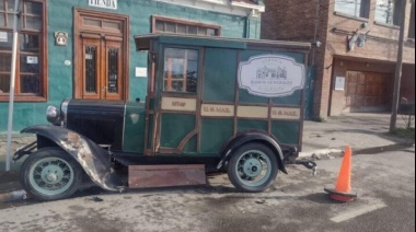 Impactó a un auto antiguo y escapó