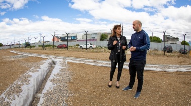 El municipio avanza en la instalación del sistema de drenaje de la nueva cancha de césped sintético
