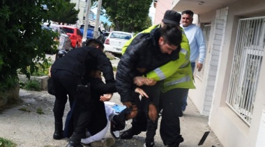 Dos sujetos golpearon a un periodista tras un accidente